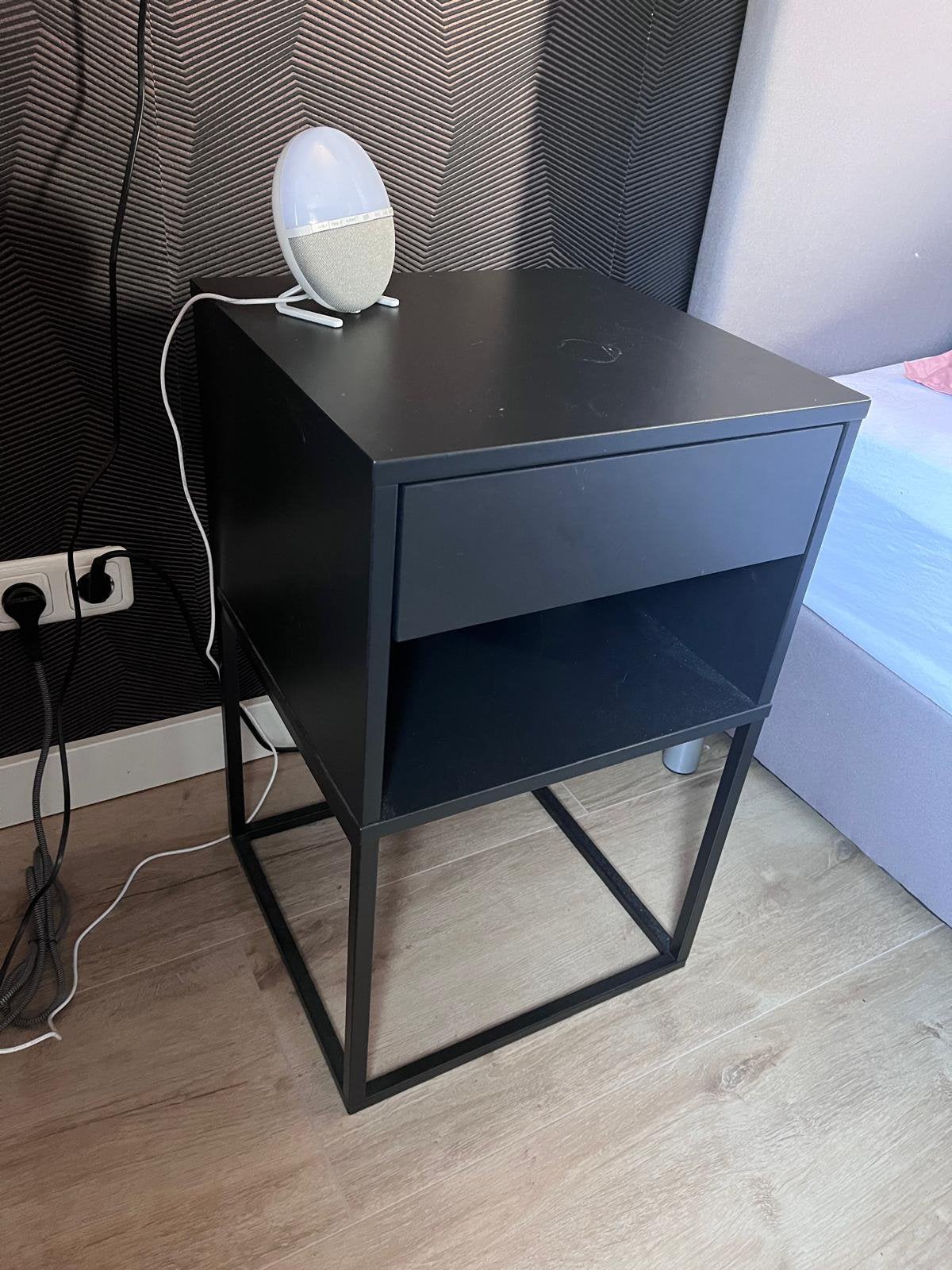 2x IKEA VIKHAMMER Nachtkastje, zwart, 40x39 cm, Ophalen, Minder dan 45 cm, Zo goed als nieuw, Minder dan 55 cm
