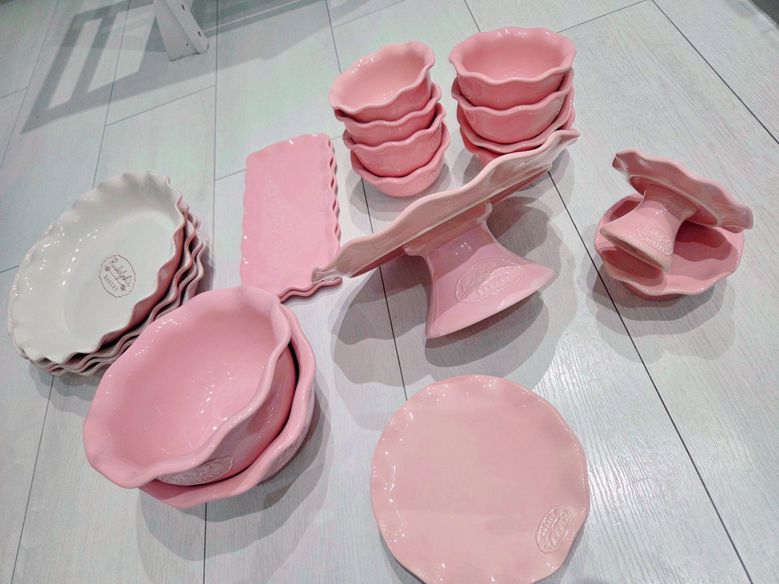 Rudolph's Bakery servies set - Roze en wit keramiek, Overige merken, Keramiek, Ophalen of Verzenden, Zo goed als nieuw
