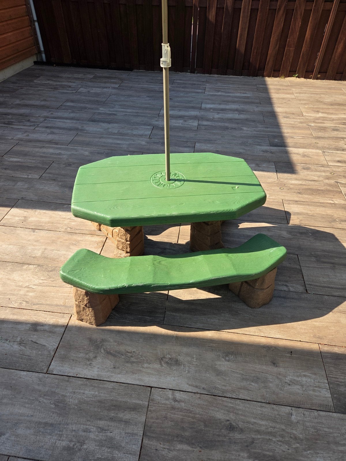 Groene kinderpicknicktafel met parasolgat, Ophalen of Verzenden, Gebruikt, Overige materialen, Kinderpicknicktafel