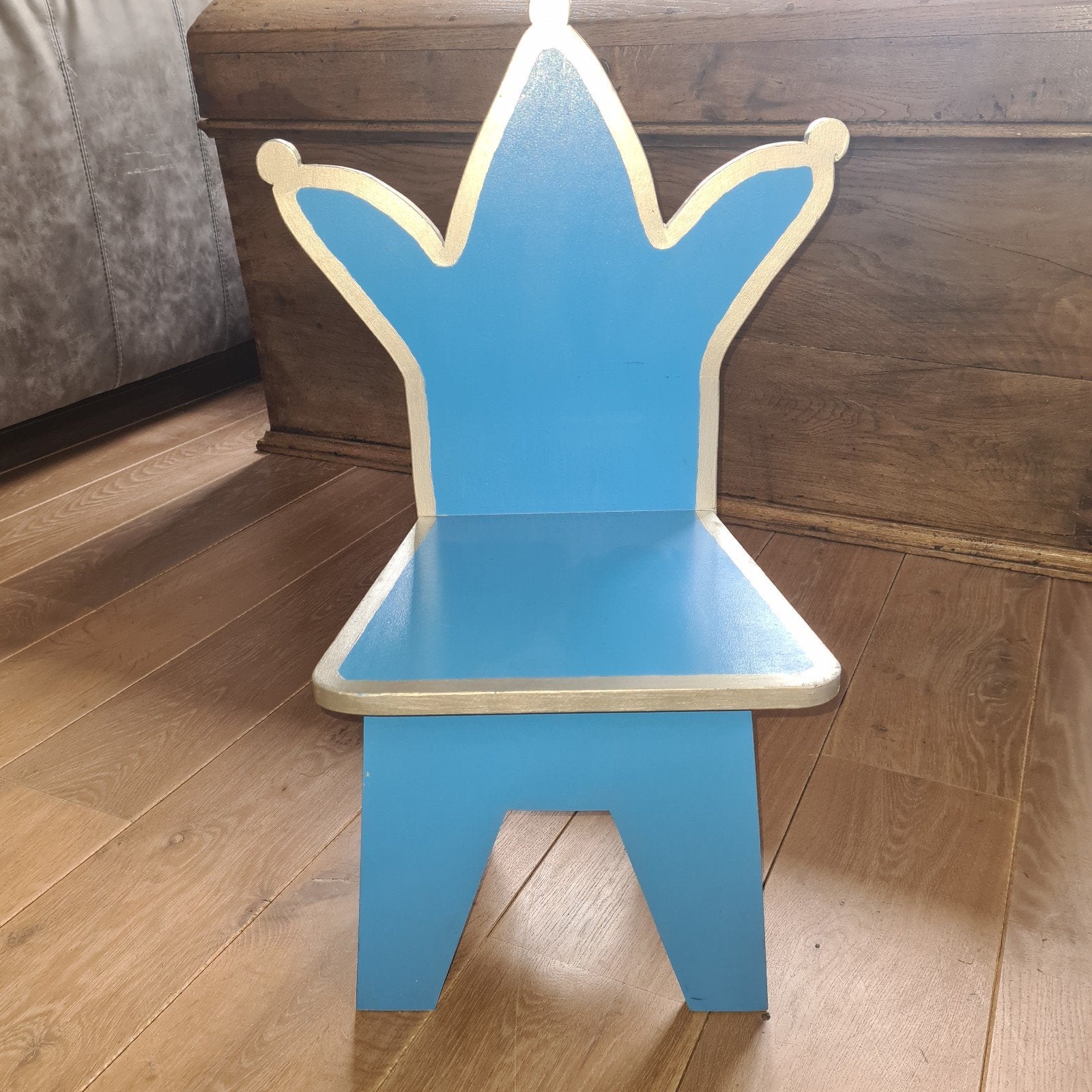 Houten beschilderd kinderstoeltje - Kroon design, Kinderen en Baby's, Kinderkamer | Tafels en Stoelen, Ophalen, Gebruikt, Stoel(en)