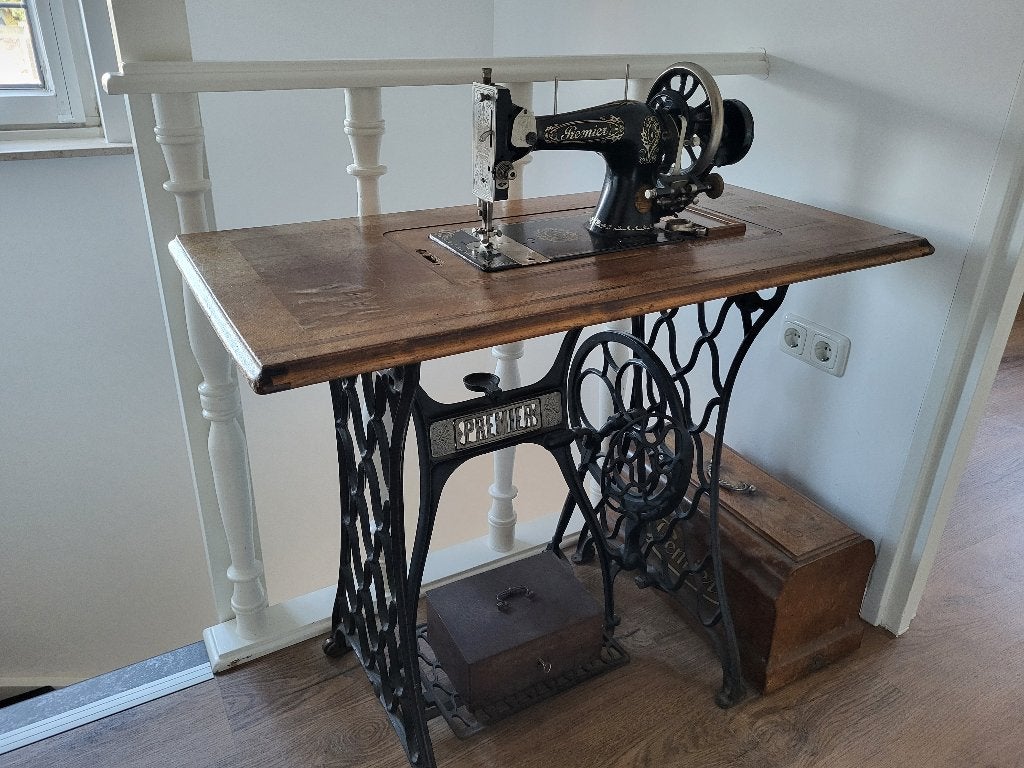 Antieke trapnaaimachine, Antiek en Kunst, Ophalen