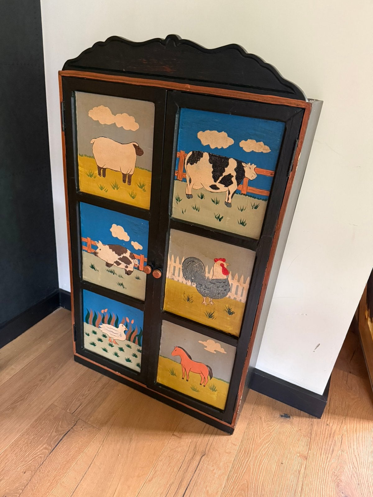 Uniek handgeschilderd houten wandkastje  - Folk Art, Ophalen, Met deur(en), 100 tot 150 cm, 50 tot 100 cm