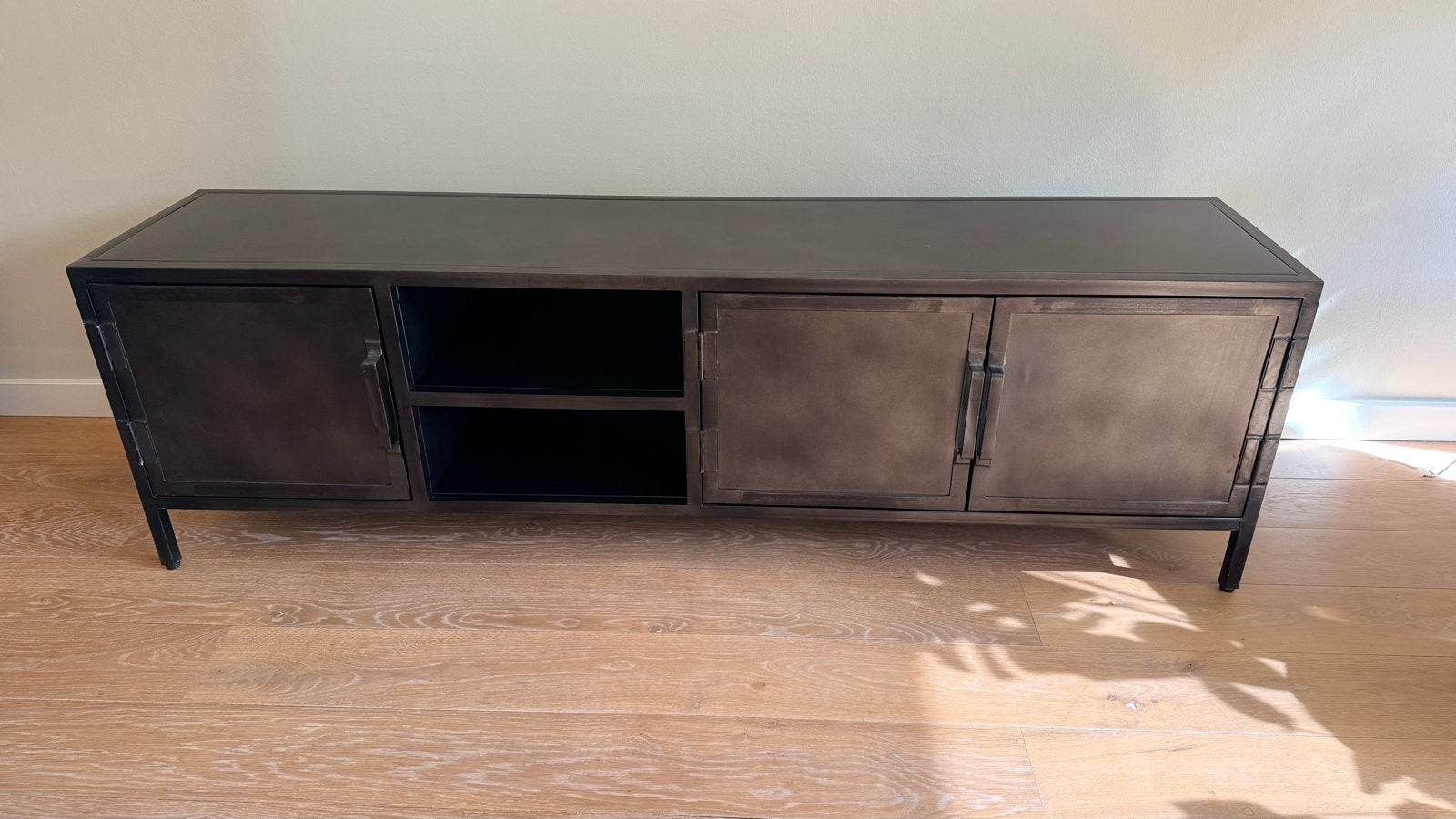 Metalen zwarte TV-meubel/dressoir 180x40x55 cm, Ophalen, Gebruikt, 150 tot 200 cm, Minder dan 100 cm