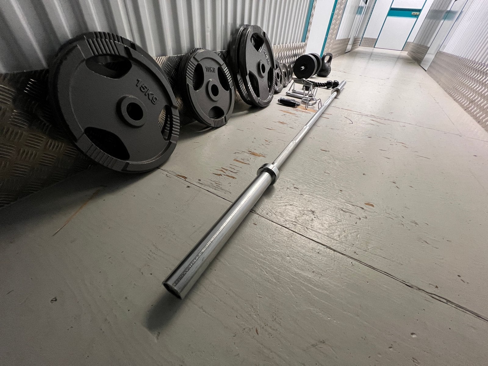 Olympische halterset 127,5 kg stang + gewichten - gietijzer, Ophalen, Gebruikt, Benen, Halterset