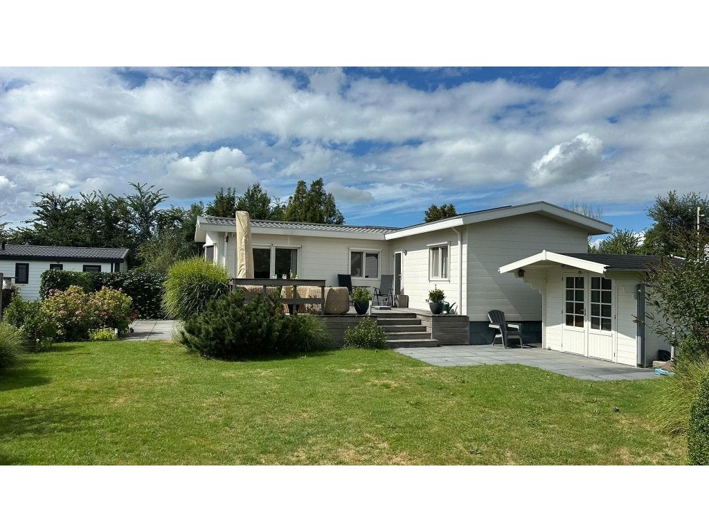 L-Chalet (+/- 60 m2) te koop in Woudsend, Friesland! R#52R, Tot en met 4