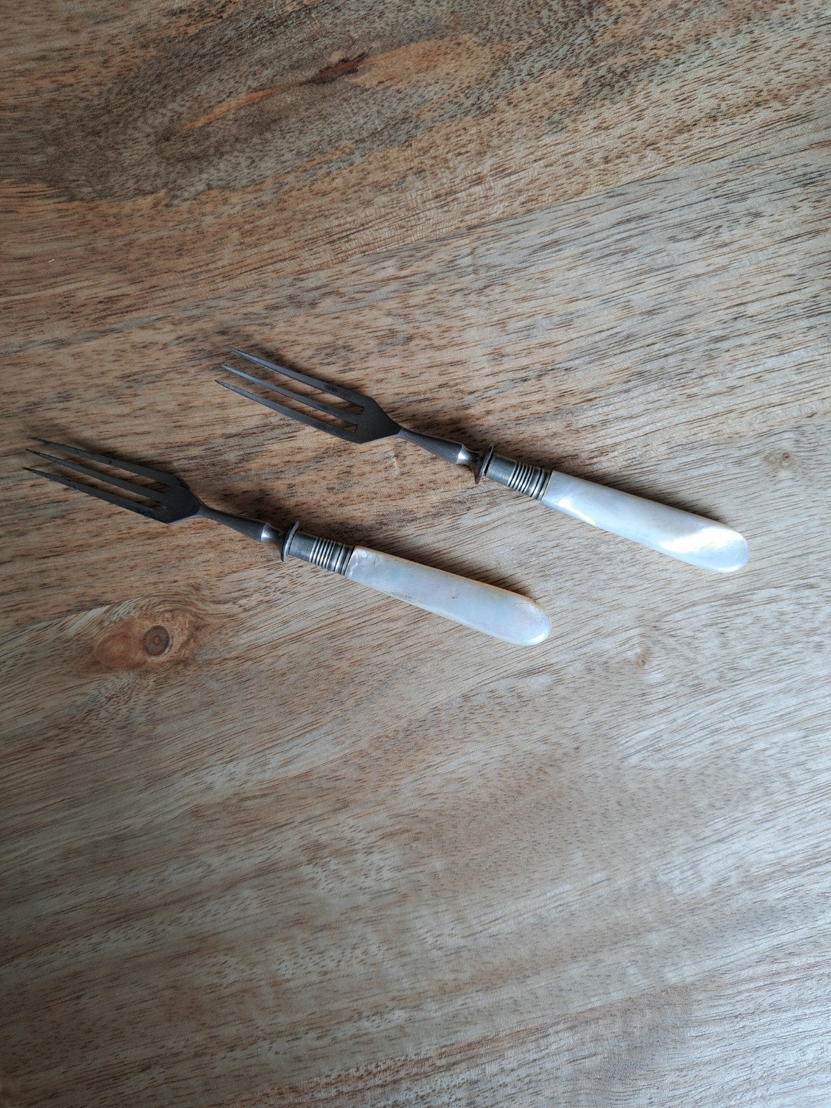 Antieke zilveren vorkjes met parelmoer handvat (set van 2), Ophalen of Verzenden