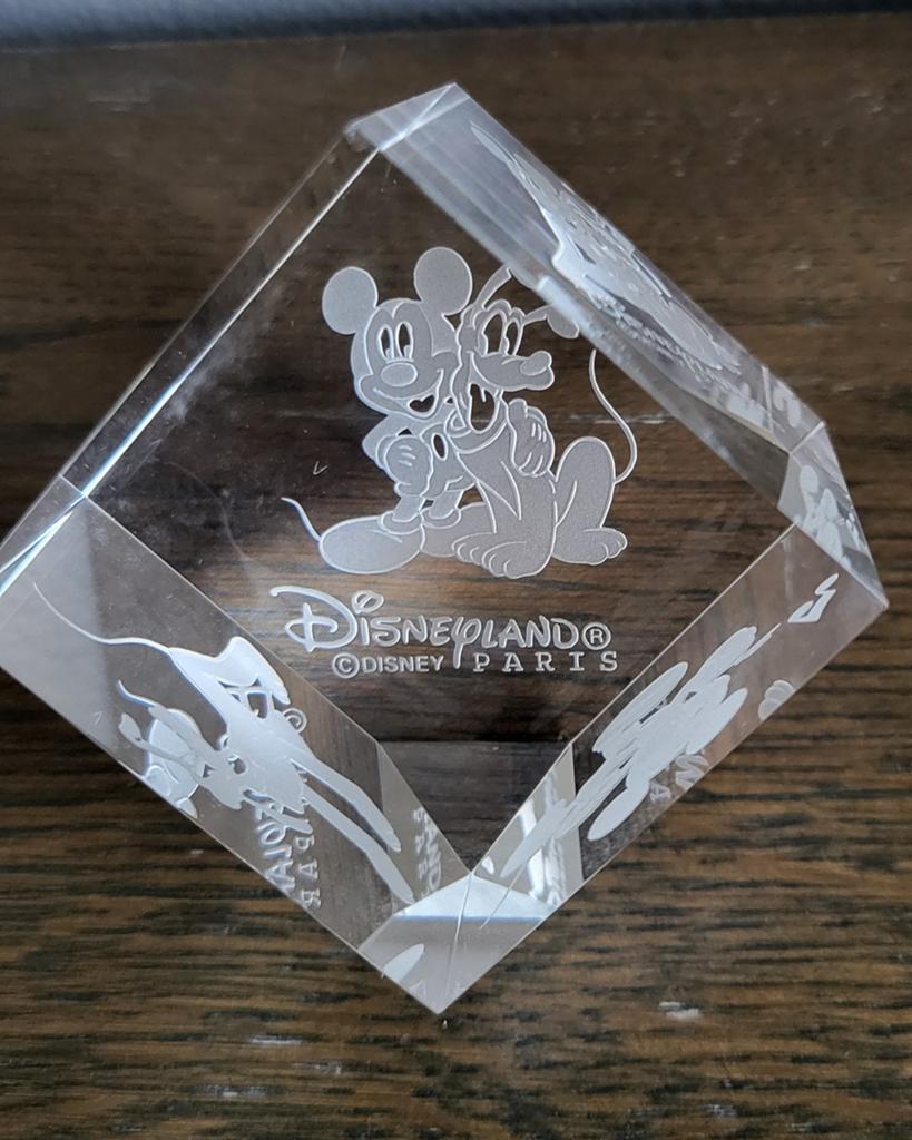 Glazen Kubus Disneyland Paris - Mickey & Pluto - 5x5 cm, Ophalen of Verzenden, Mickey Mouse, Zo goed als nieuw, Beeldje of Figuurtje