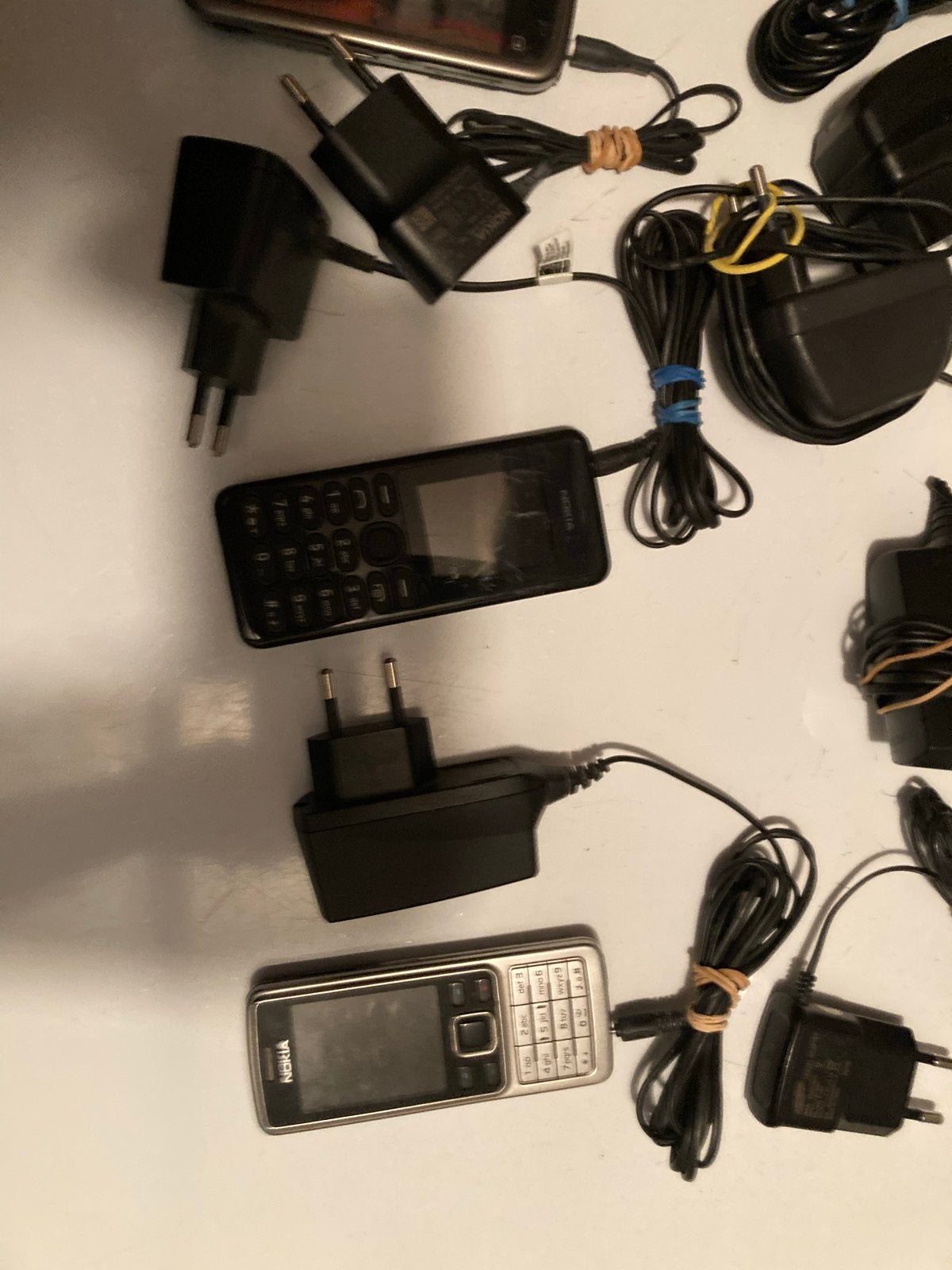 Verzameling Oude Mobiele Telefoons met Laders, Ophalen, Gebruikt, Geen camera, Klassiek of Candybar