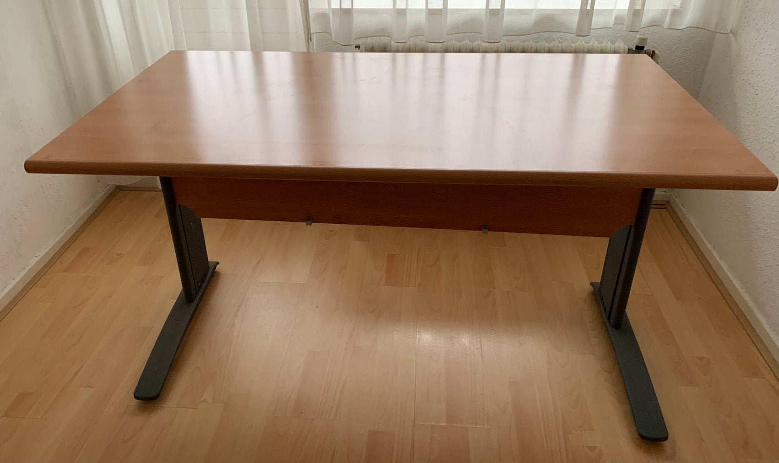 Houten bureau met stalen poten, Huis en Inrichting, Bureaus, Ophalen, In hoogte verstelbaar, Gebruikt