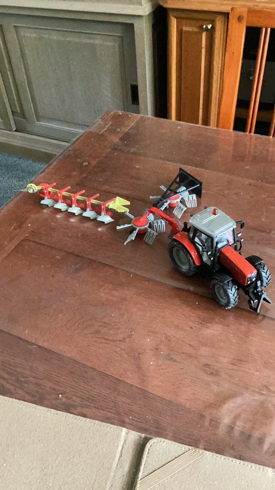 Siku MF tractor met hooischudder en ploeg, Ophalen of Verzenden, Zo goed als nieuw, Bus of Vrachtwagen, SIKU