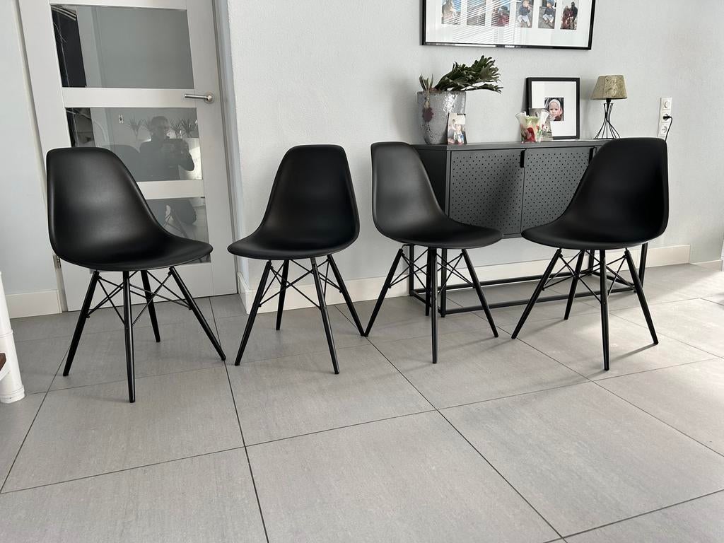 2x Vitra Eames stoelen deep black zwart dsw zwart, Huis en Inrichting, Stoelen, Zo goed als nieuw, Vier, Zwart, Ophalen of Verzenden