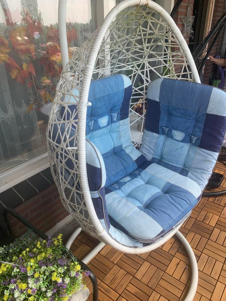 Witte hangstoel met blauw kussen, Ophalen of Verzenden, Zo goed als nieuw