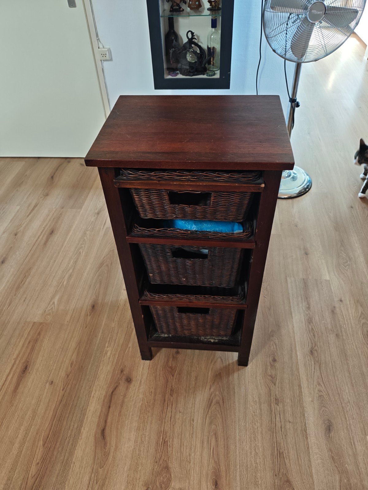 Houten kastje met rieten manden - Hoog 92cm, Ophalen, Minder dan 50 cm, Gebruikt, Overige materialen