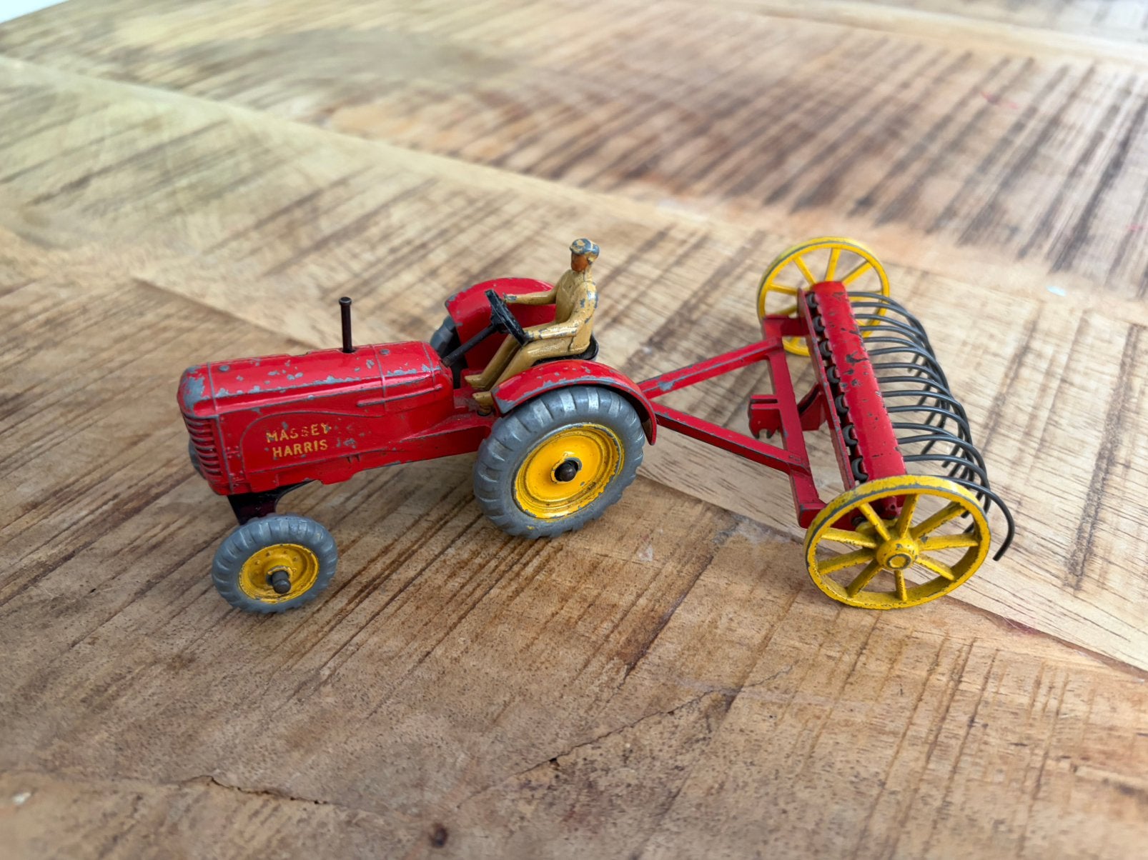 Dinky Toys Massey Harris Tractor Trekker + aanhanger, Ophalen of Verzenden, Gebruikt, Tractor of Landbouw, Dinky Toys