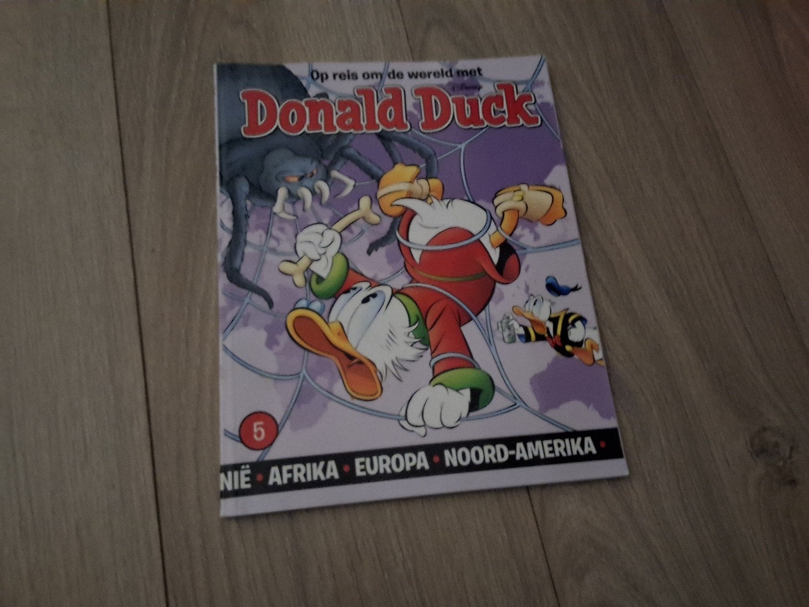 Donald duck reis om de wereld, Boeken, Stripboeken, Eén stripboek, Ophalen of Verzenden, Zo goed als nieuw, Walt Disney  Donald duck