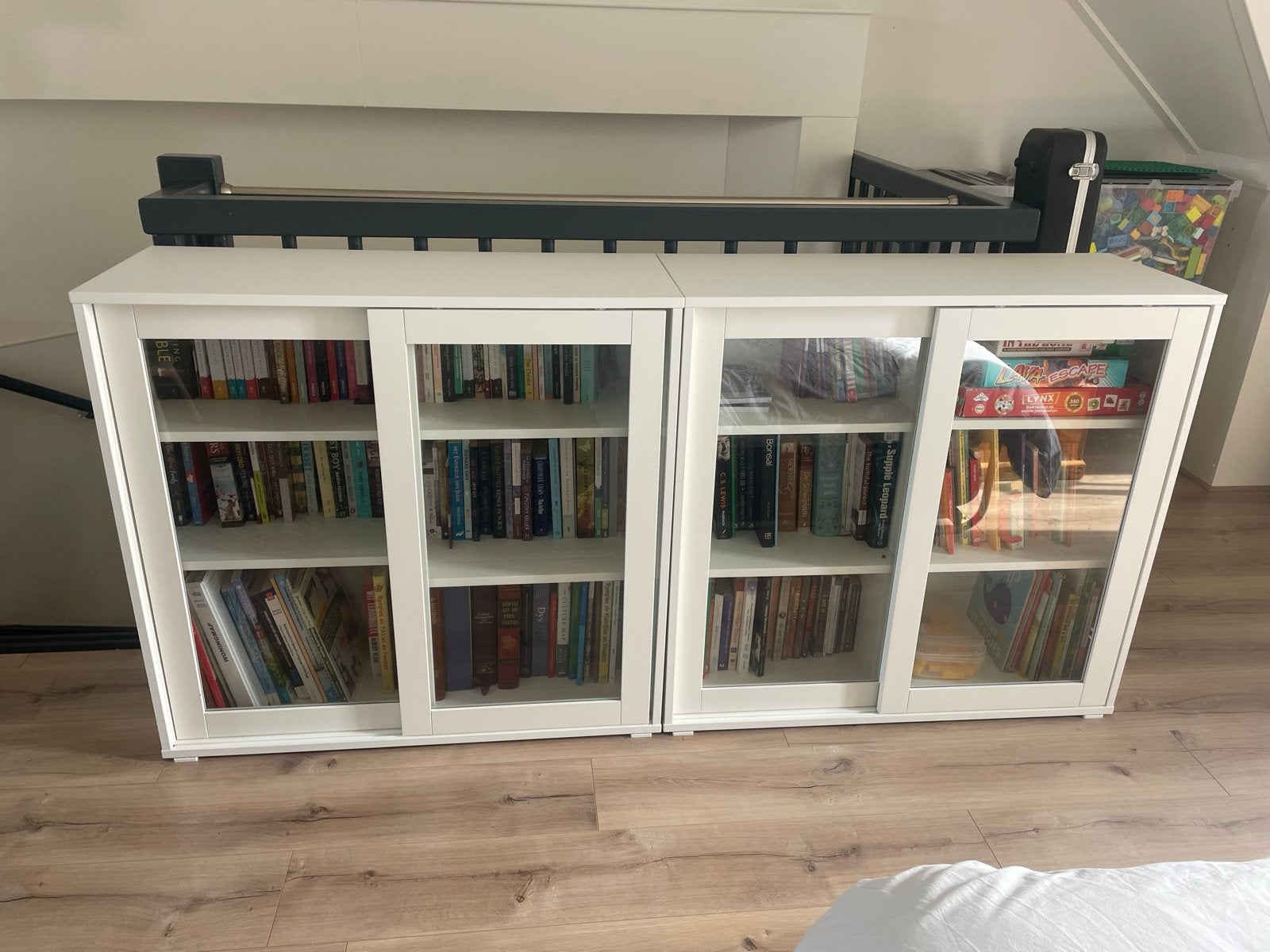 Witte boekenkast met glazen schuifdeuren (IKEA), Ophalen, 150 tot 200 cm, Zo goed als nieuw, Minder dan 100 cm