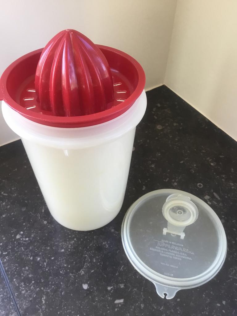 Tupperware, sinasappelpers, met opvangbeker, schenkbeker, Ophalen of Verzenden, Zo goed als nieuw, Rood, Beker of Kan