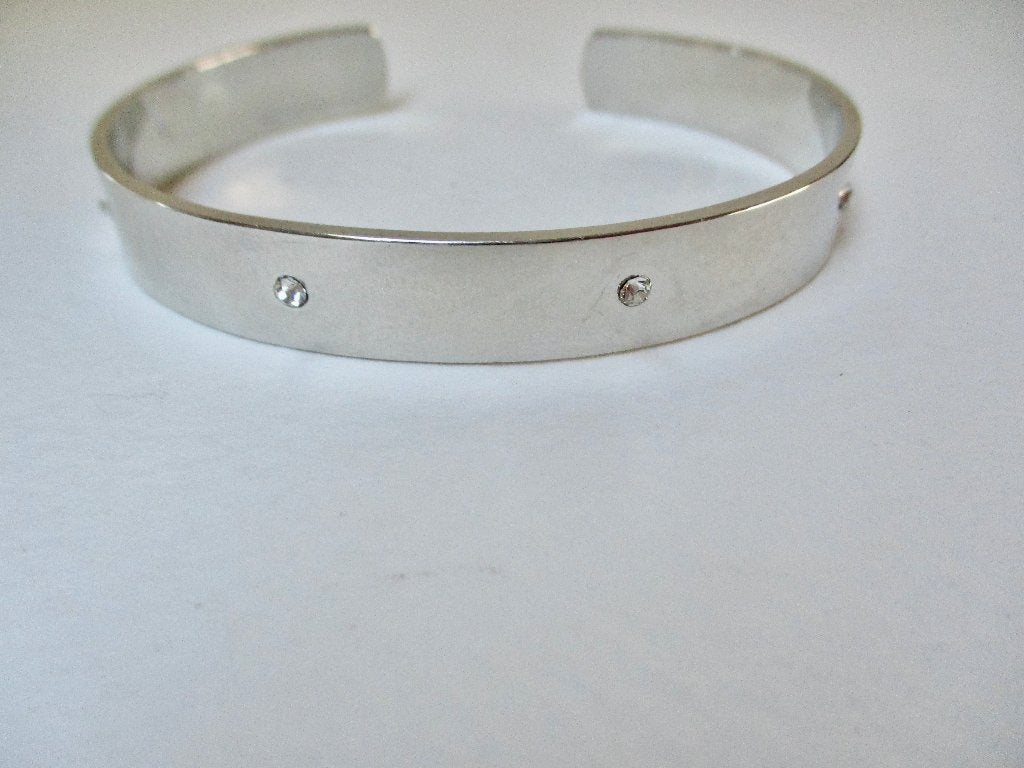 Zilverkleur armband 6.4 cm. in de breedte met 6 steentjes, Verzenden, Zo goed als nieuw, Zilver, Overige materialen
