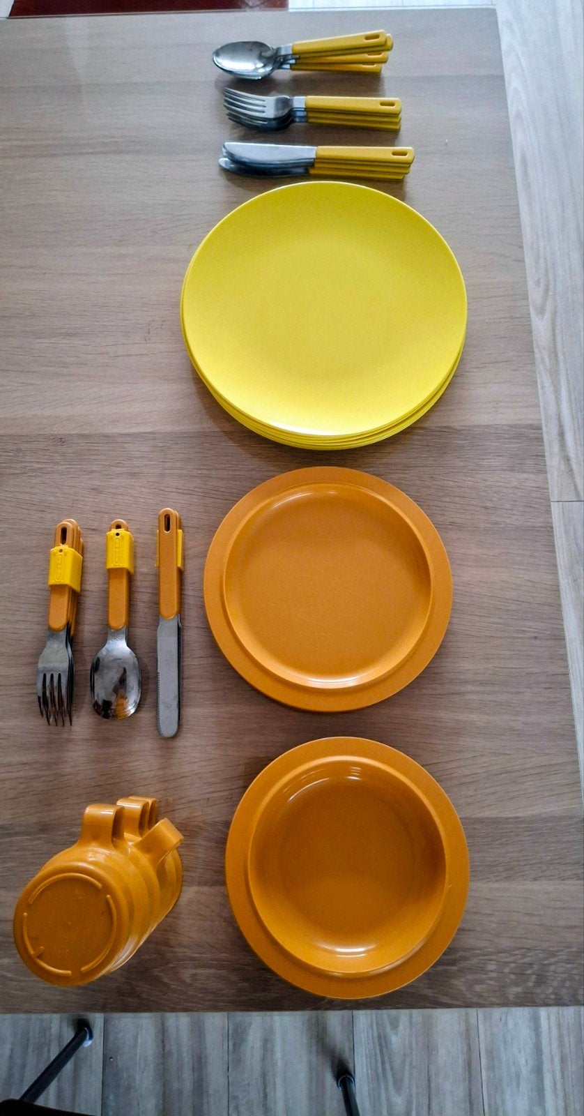 Hema en Mepal servies en bestek - geel/oranje, Ophalen, Gebruikt, Overige stijlen, Bord(en)