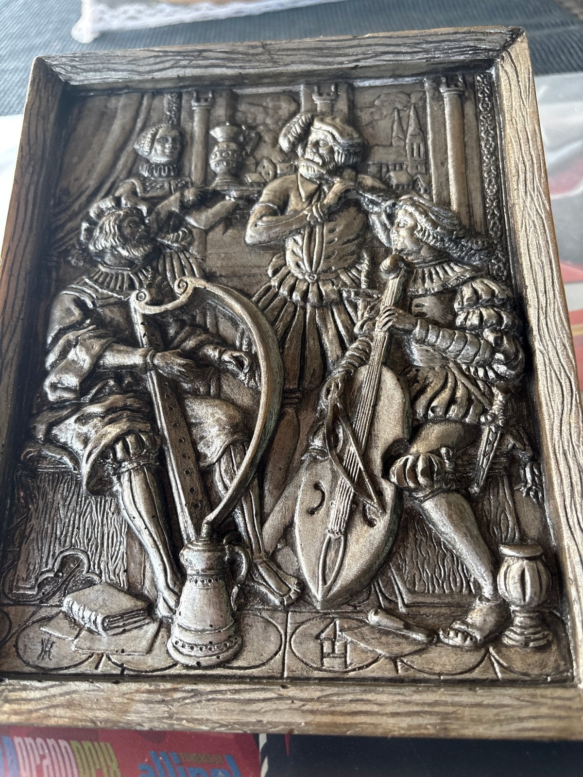 Decoratief reliëf: Muzikanten in klassieke stijl, Antiek en Kunst, Kunst | Beelden en Houtsnijwerken, Beeld, Composieten, Groep mensen