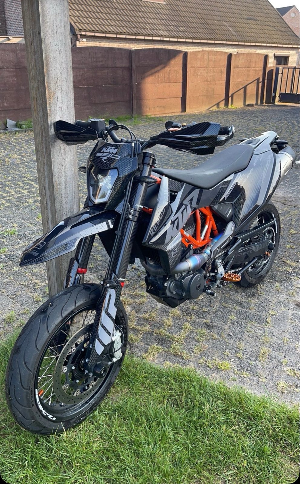 KTM 690 SMC R 2021 - Groot onderhoud-Nieuwe banden-Org NL, Motoren, Motoren | KTM, Particulier, SuperMoto, meer dan 35 kW, 1 cilinder