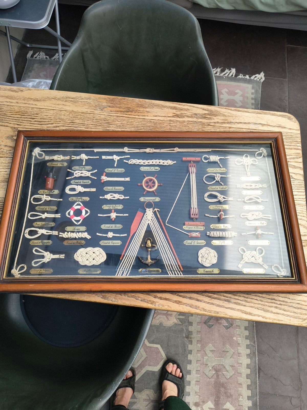 Schilderij met vitrine van scheepsknopen., Ophalen