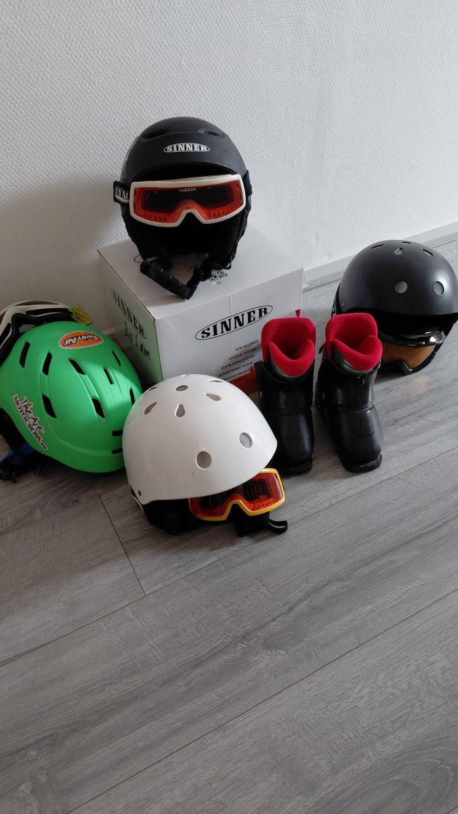 Ski-helmen maat S en (kinder)ski-schoen maat 15,5-16,5, Sport en Fitness, Skiën en Langlaufen, Ophalen of Verzenden, Minder dan 100 cm