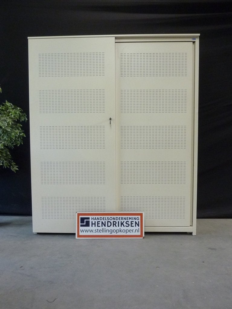 Grote kantoorkast / schuifdeurkast / akoustische kast + slot