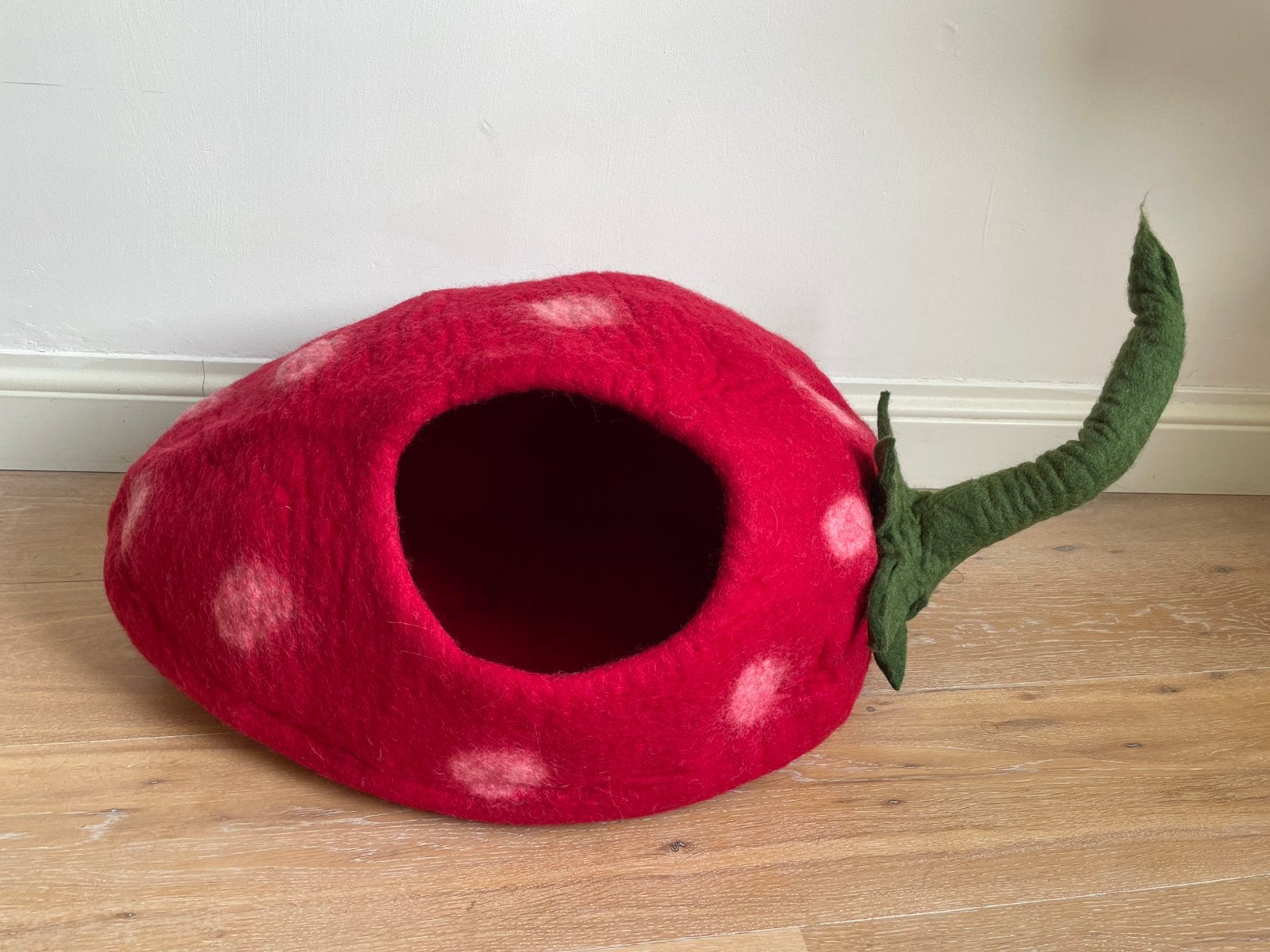 Handgemaakte vilten kattenmand aardbei, Ophalen of Verzenden, Nieuw, Vilt
