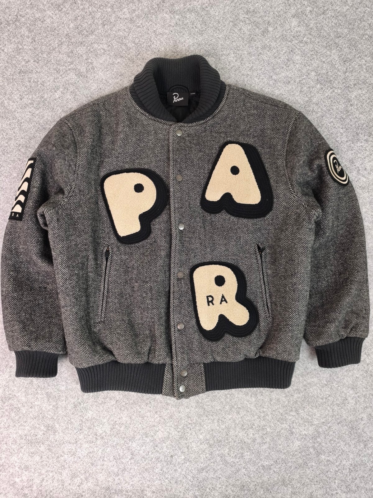 Parra Varsity Jacket - Grijs/Zwart, Maat L, Kleding | Heren, Maat 52/54 (L), Parra, Ophalen of Verzenden, Zo goed als nieuw