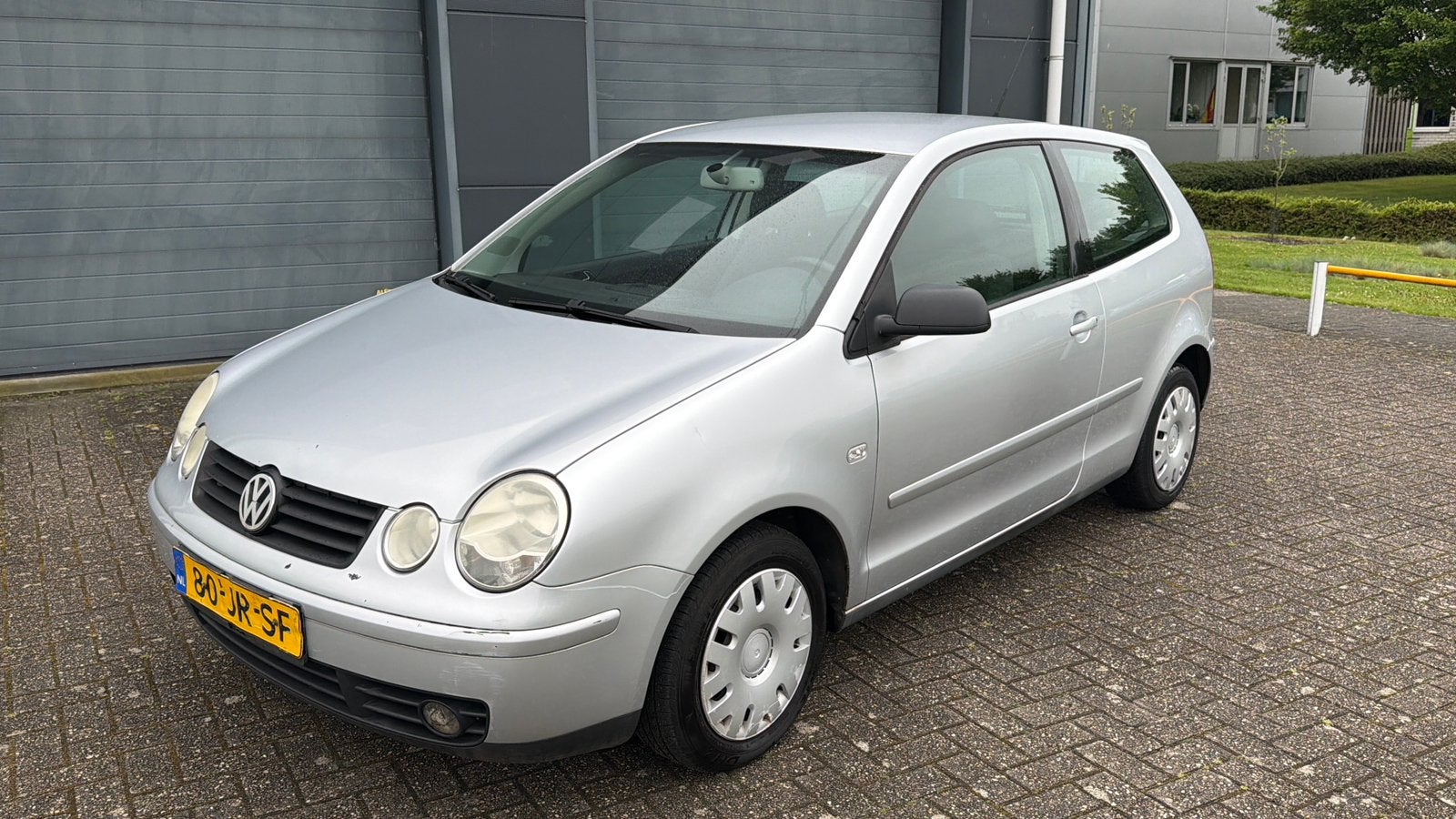 Volkswagen Polo 1.4 55KW AUT 2002 Grijs automaat, Stof, 74 pk, Zwart, 49 €/maand