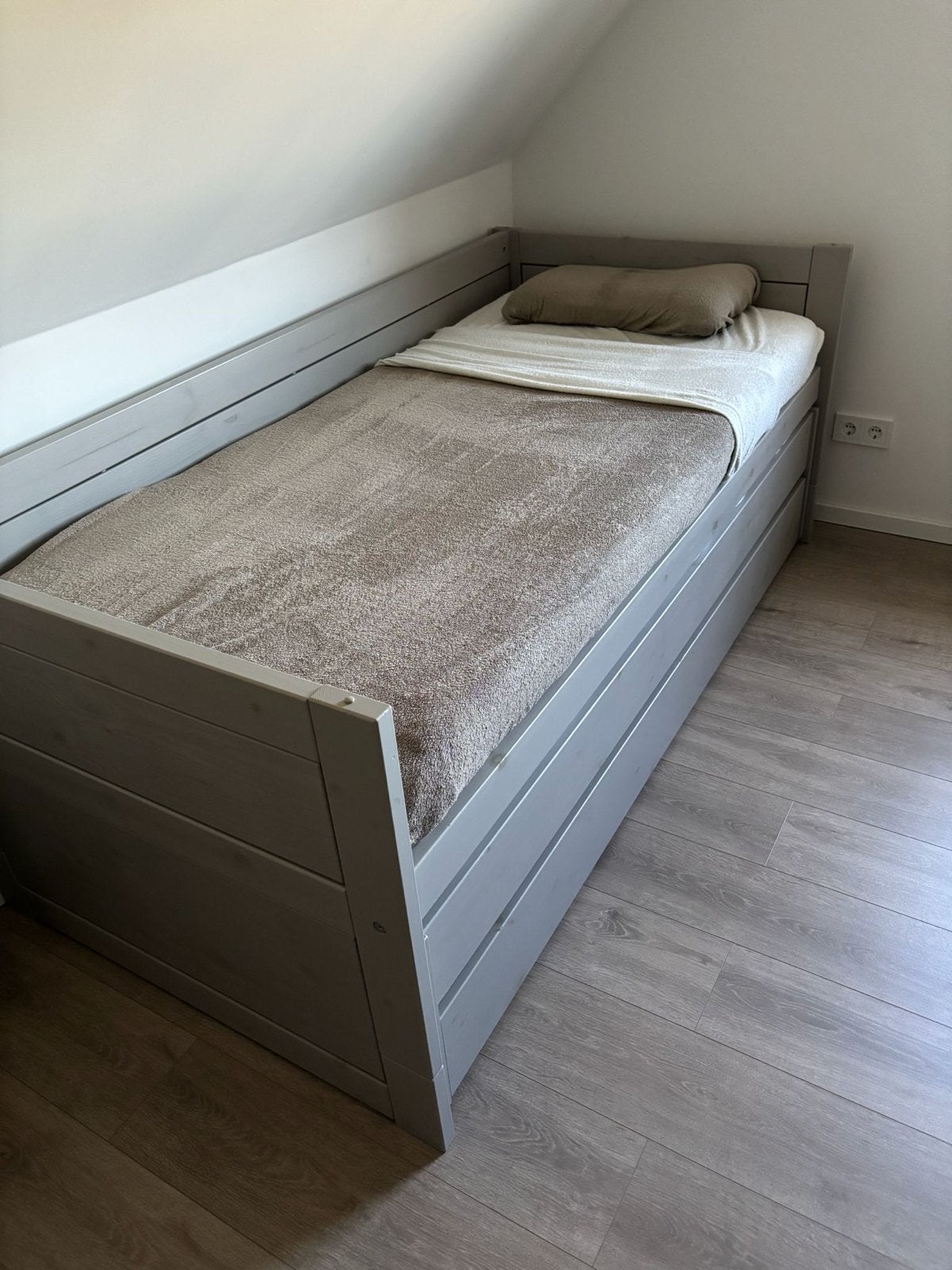 Grijs houten bed met uitschuifbaar logeerbed, Huis en Inrichting, Slaapkamer | Bedden, Ophalen, 90 cm, Eenpersoons, Zo goed als nieuw