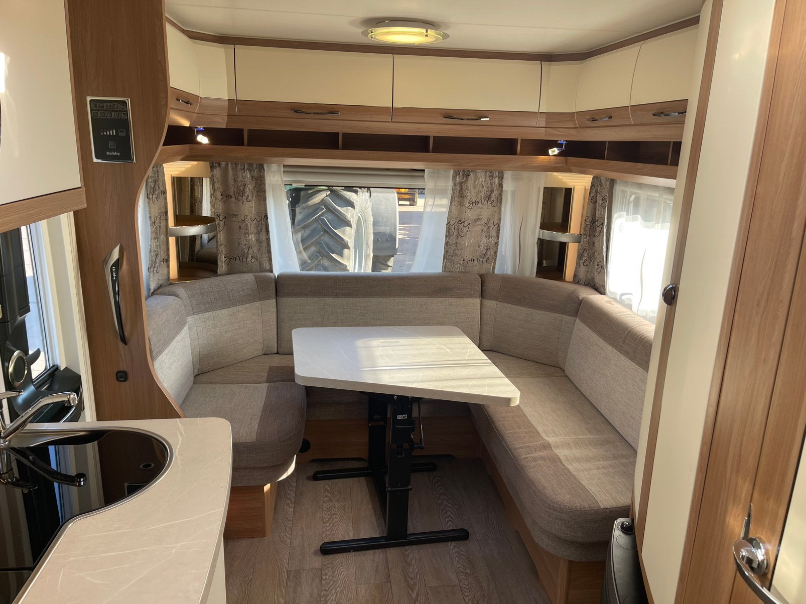 Foto 20 van Hobby 495 UL uit 2019 | 2 bedden | Mover | Luifel | Voortent