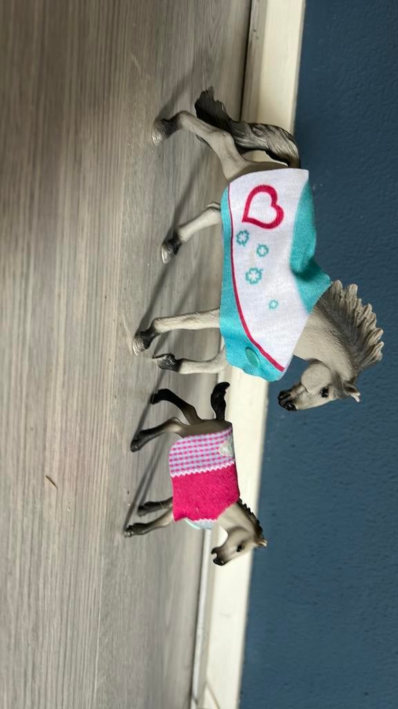 Schleich Mustang paard en veulen, Verzamelen, Dierenverzamelingen, Ophalen of Verzenden, Zo goed als nieuw, Paard, Beeldje of Figuurtje