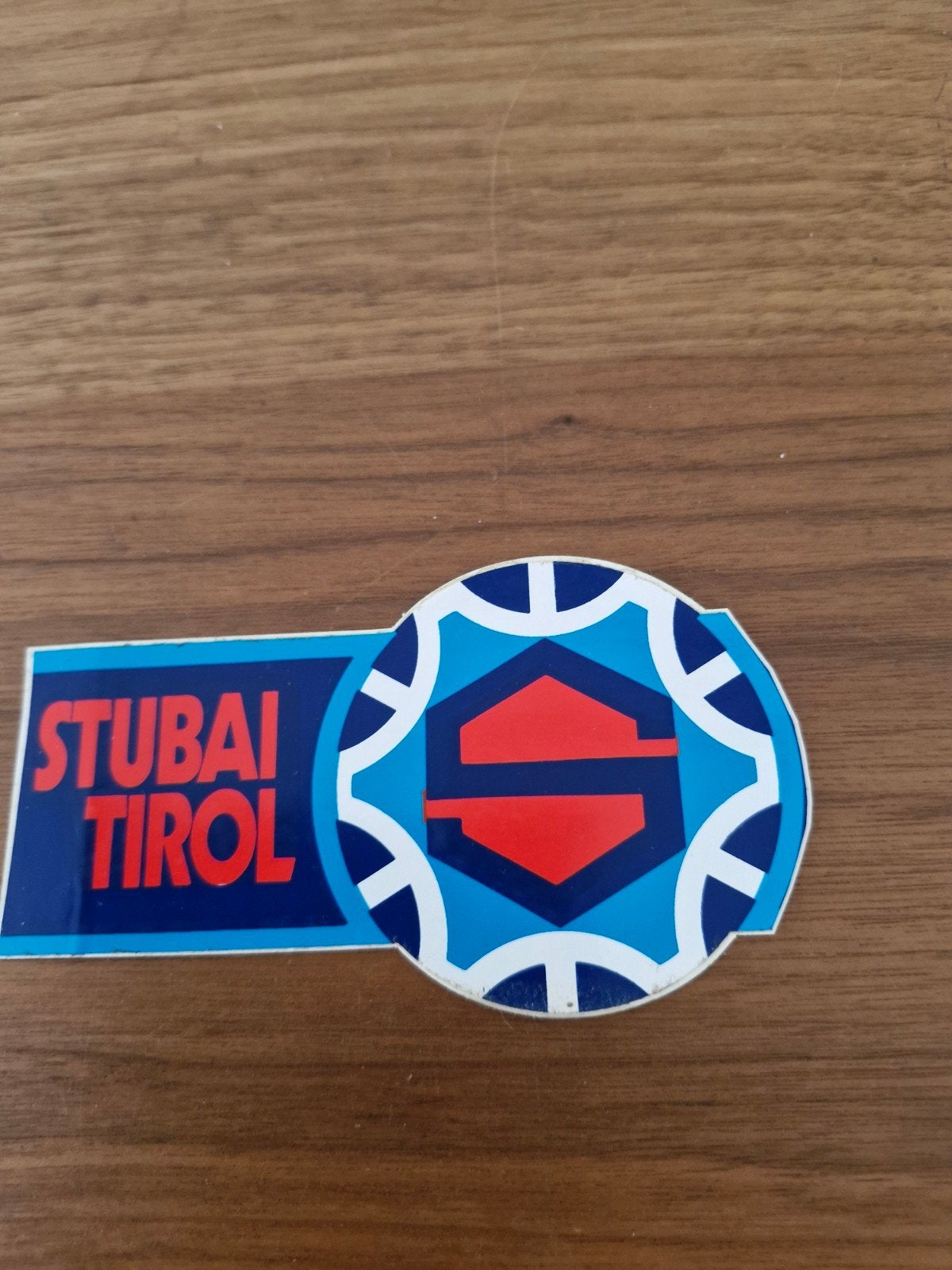10713 Vintage Stubai Tirol Sticker - Skiën Oostenrijk, Verzamelen, Stickers, Ophalen of Verzenden, Gebruikt, Overige typen