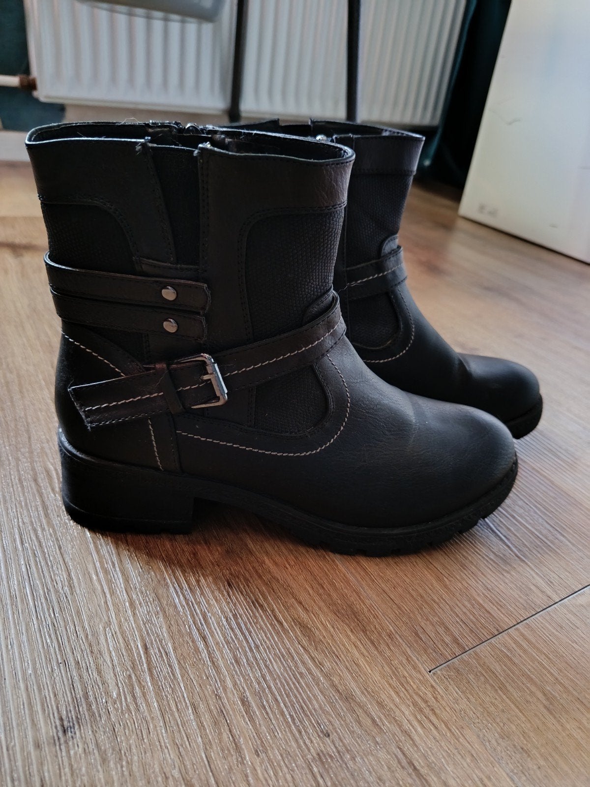 Korte zwarte laarzen met rits en kleine hak maat 39, Blue Box, Zwart, Lage of Enkellaarzen, Nieuw