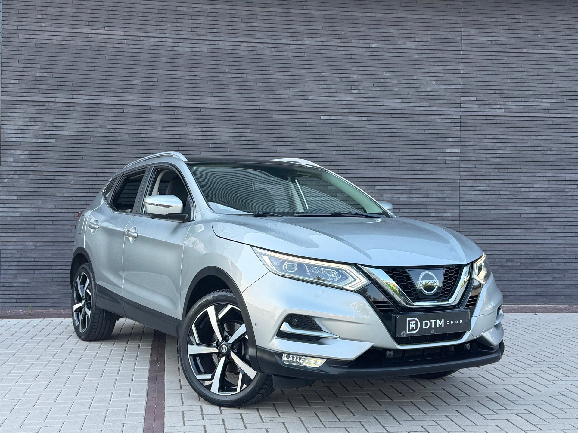 Nissan Qashqai 1.2 Tekna 360° Cam Trekhaak Pdc Pano Navi le, Voorwielaandrijving, Euro 5, Gebruikt, Zwart