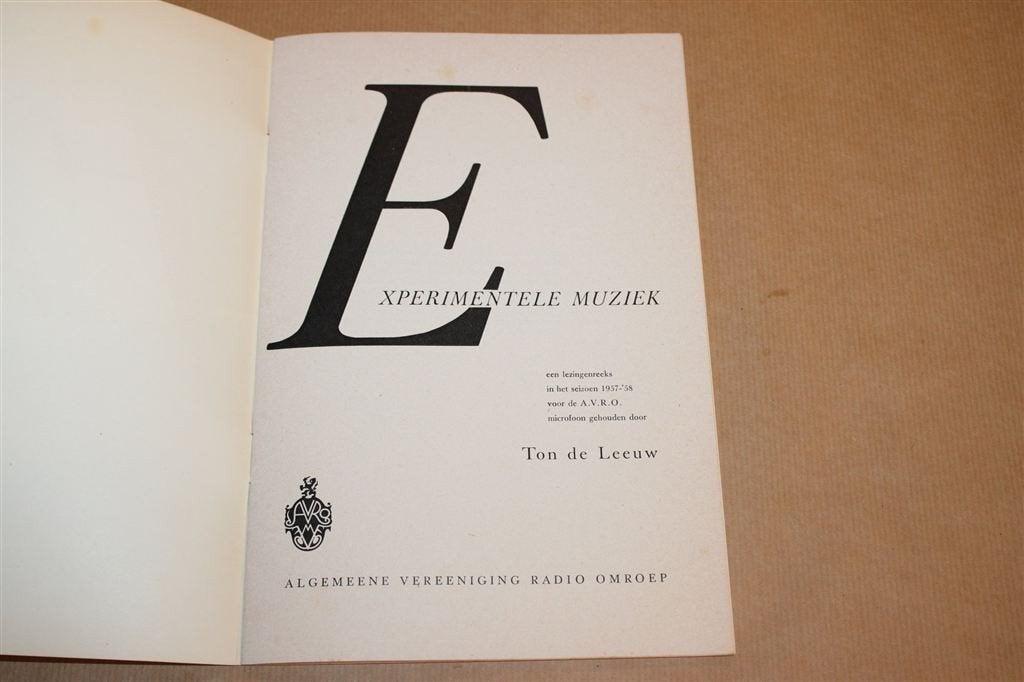 Experimentele Muziek — AVRO Lezingenreeks 1957-1958 exp, Ophalen of Verzenden, Gelezen, Artiest