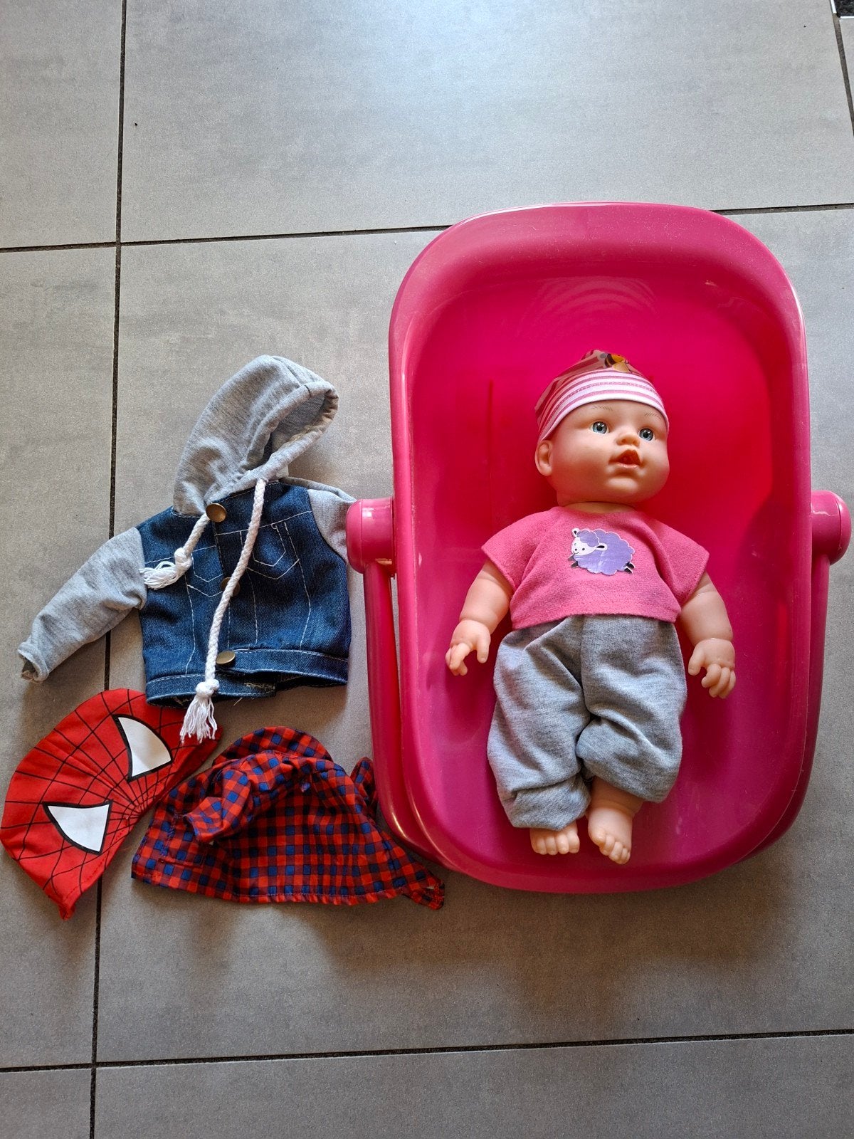 Babypop met kleding, jongens en meisjes, incl. roze maxicosi, Kinderen en Baby's, Speelgoed | Poppen, Ophalen of Verzenden, Zo goed als nieuw