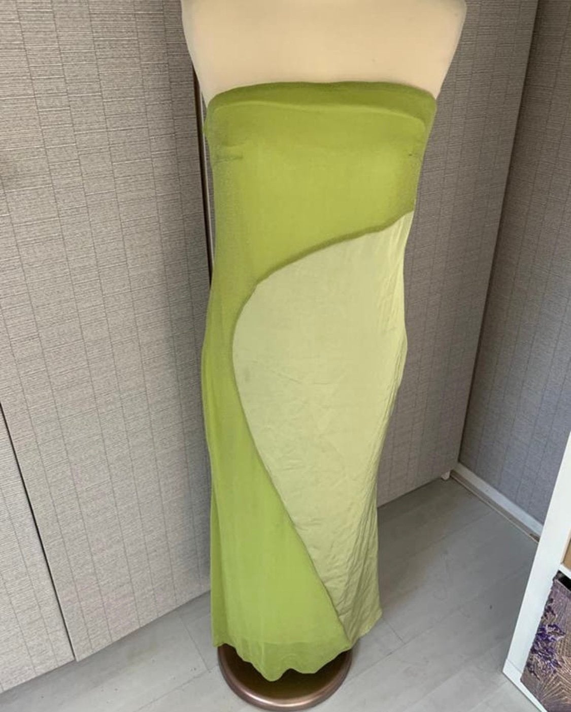 Lange groene strapless jurk maat M, Kleding | Dames, Maat 38/40 (M), Ophalen of Verzenden, Zo goed als nieuw, Onder de knie