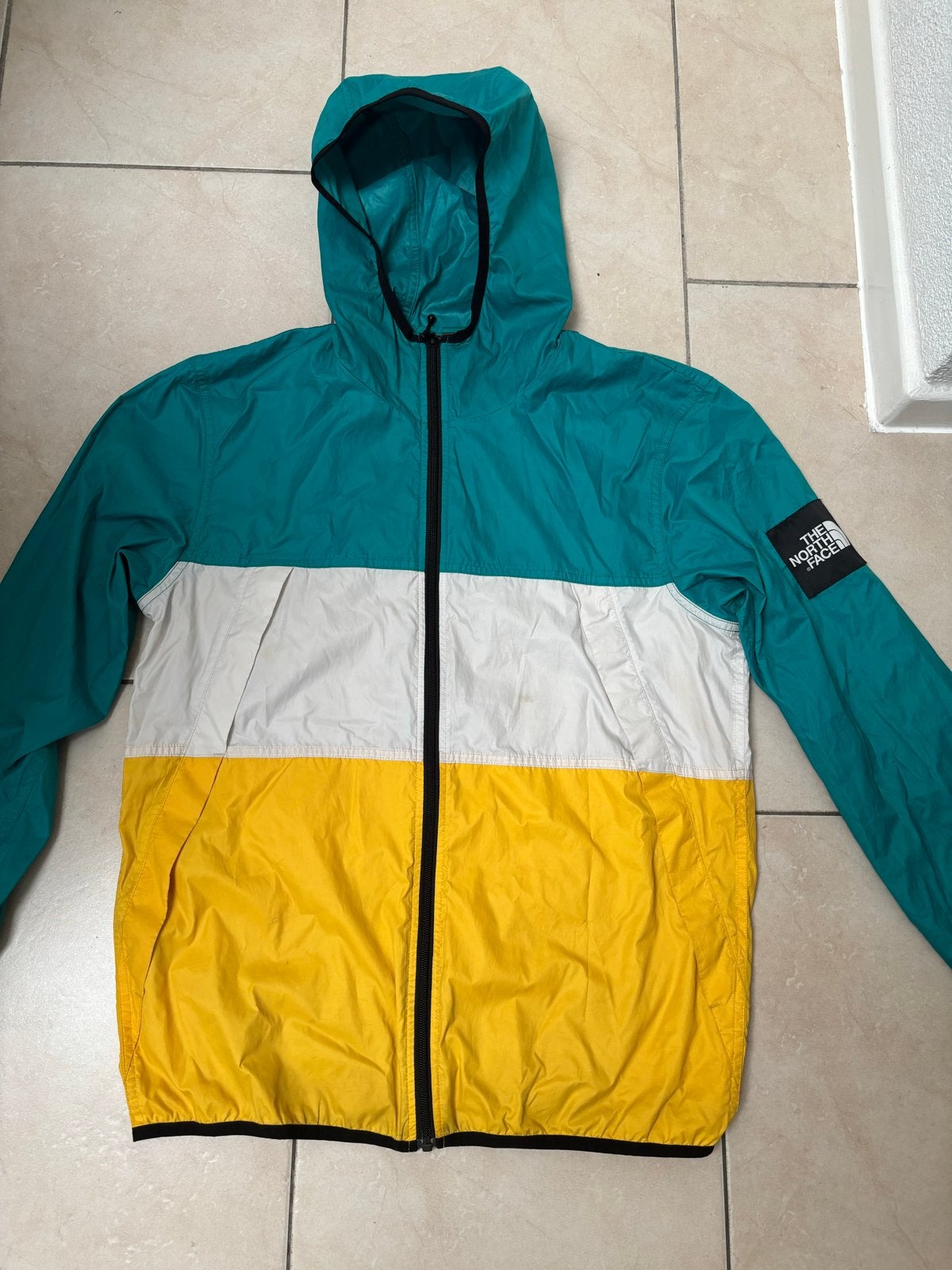 The North Face Windbreaker Geel Wit Groen Maat M, Kleding | Heren, Ophalen of Verzenden, Zo goed als nieuw, Maat 48/50 (M), Geel