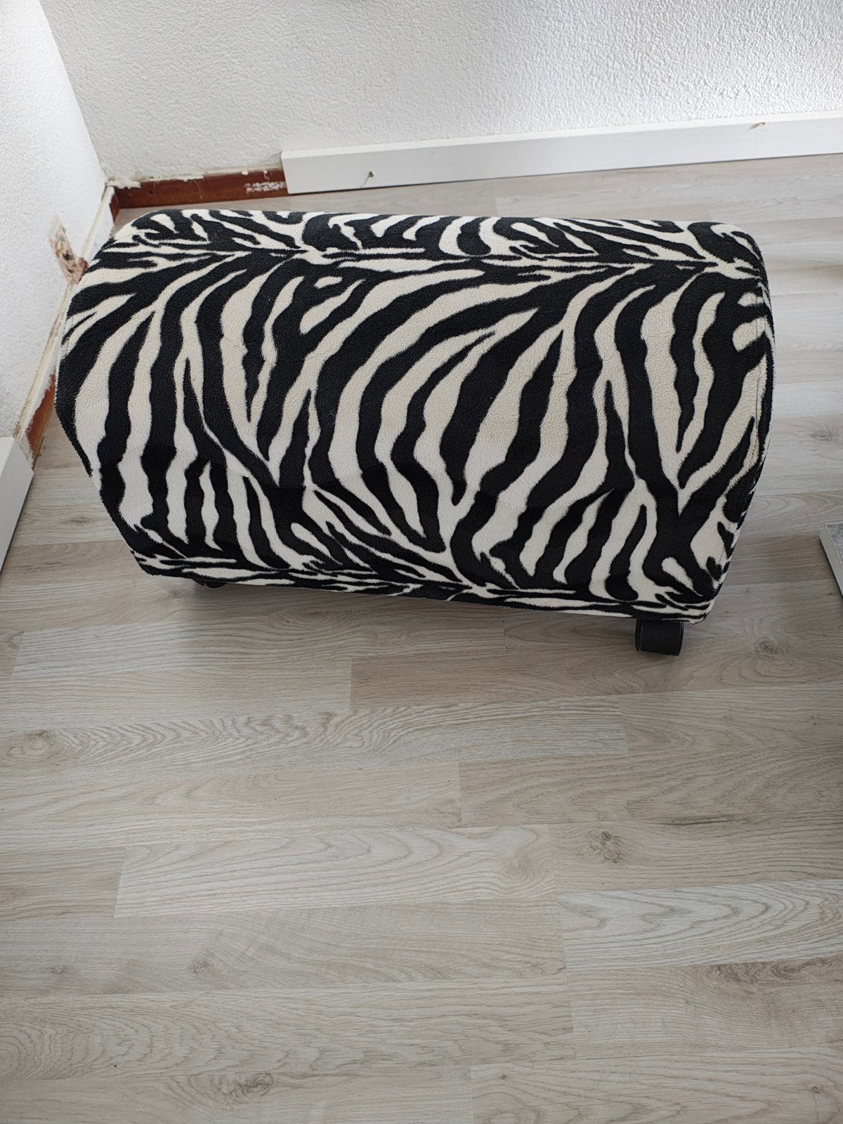 Zebra print poef met wieltjes., Ophalen, Minder dan 50 cm, Gebruikt, Modern, Eclectisch