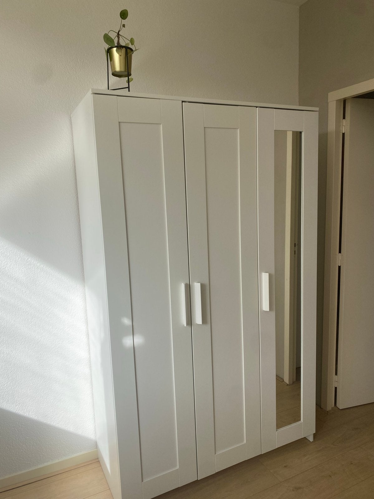 IKEA BRIMNES kast 3-deurs met spiegel, zo goed als nieuw, Ophalen, 100 tot 150 cm, Zo goed als nieuw, 150 tot 200 cm