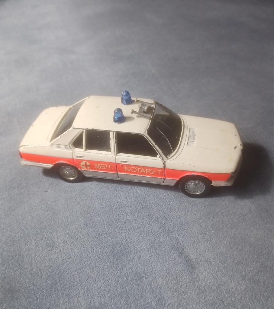Schuco BMW 520-525 Notartz ziekenwagen 1:43, Hobby en Vrije tijd, Modelauto's | 1:43, Verzenden, Auto, Schuco