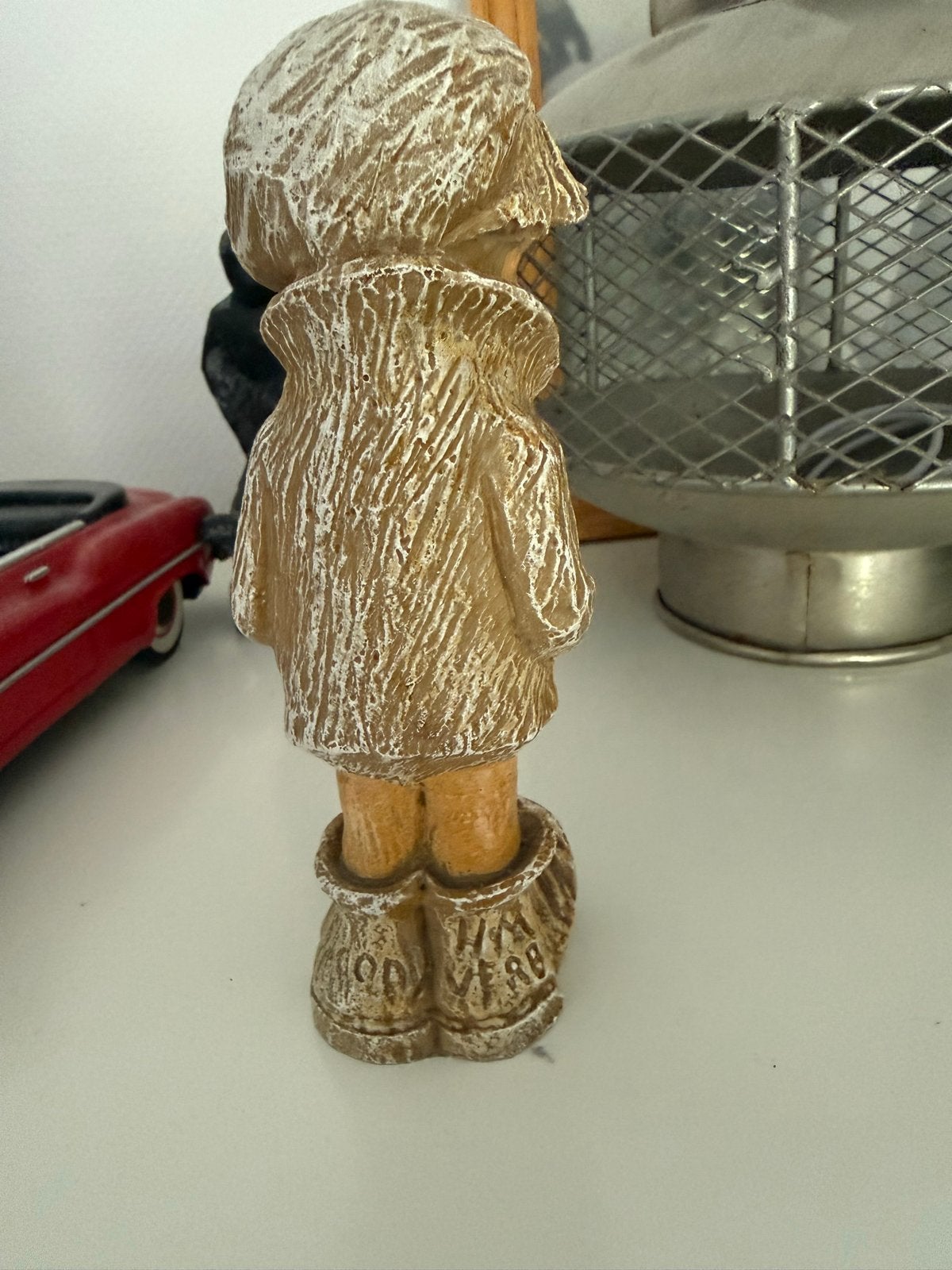 Vintage beeldje jongen in jas en laarzen, Ophalen, Gebruikt, Mens