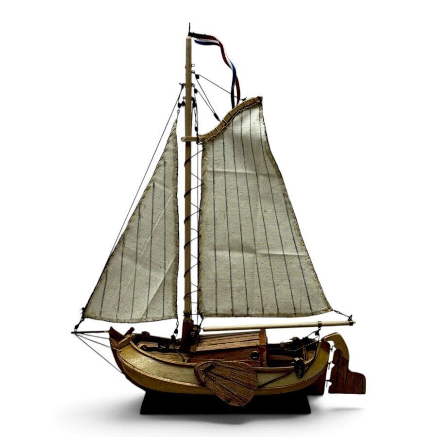 Handgebouwd model van een Nederlandse platbodem