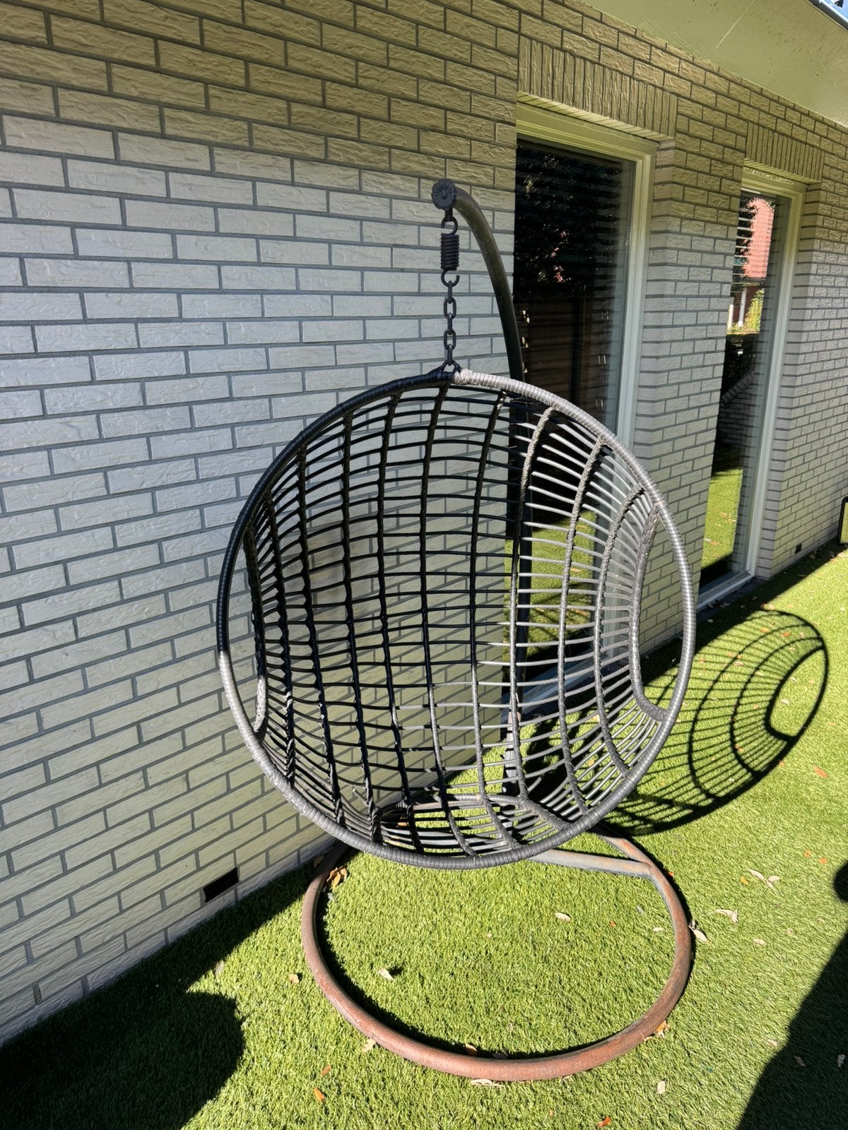 Zwarte hang stoel