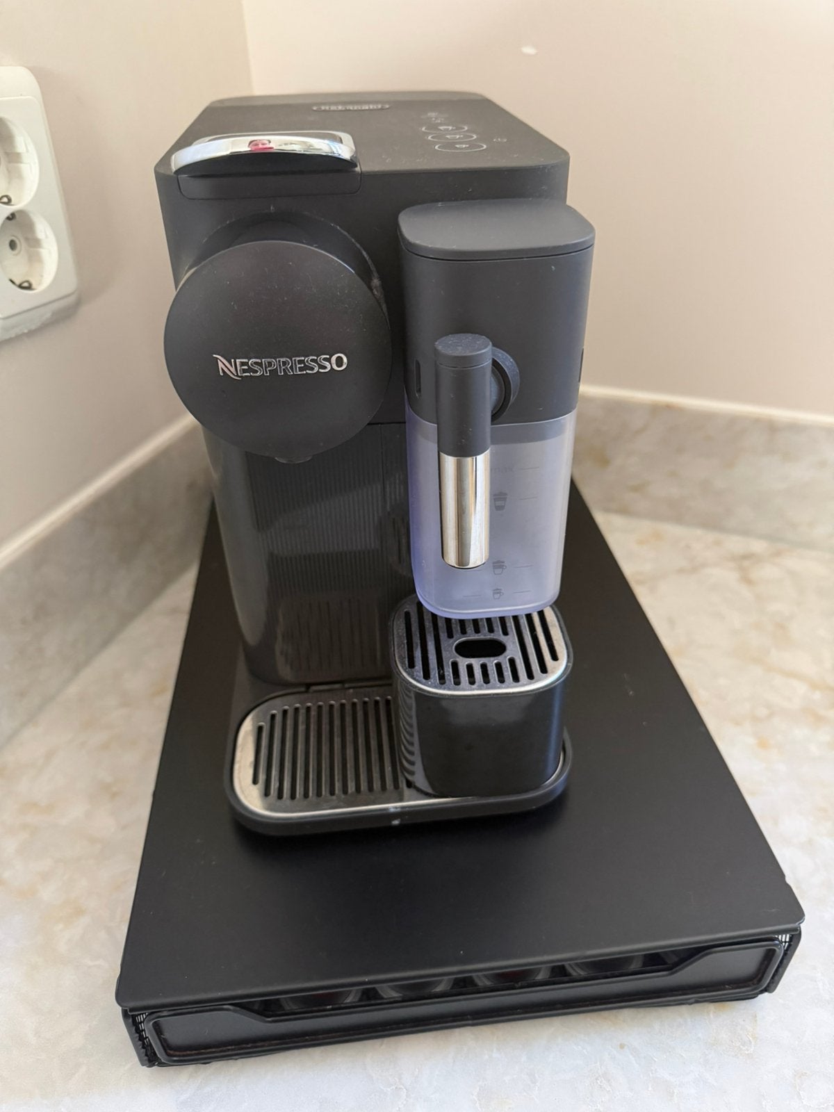 De'Longhi Nespresso Lattissima One EN510.B Black, Ophalen, Zo goed als nieuw, Koffiemachine