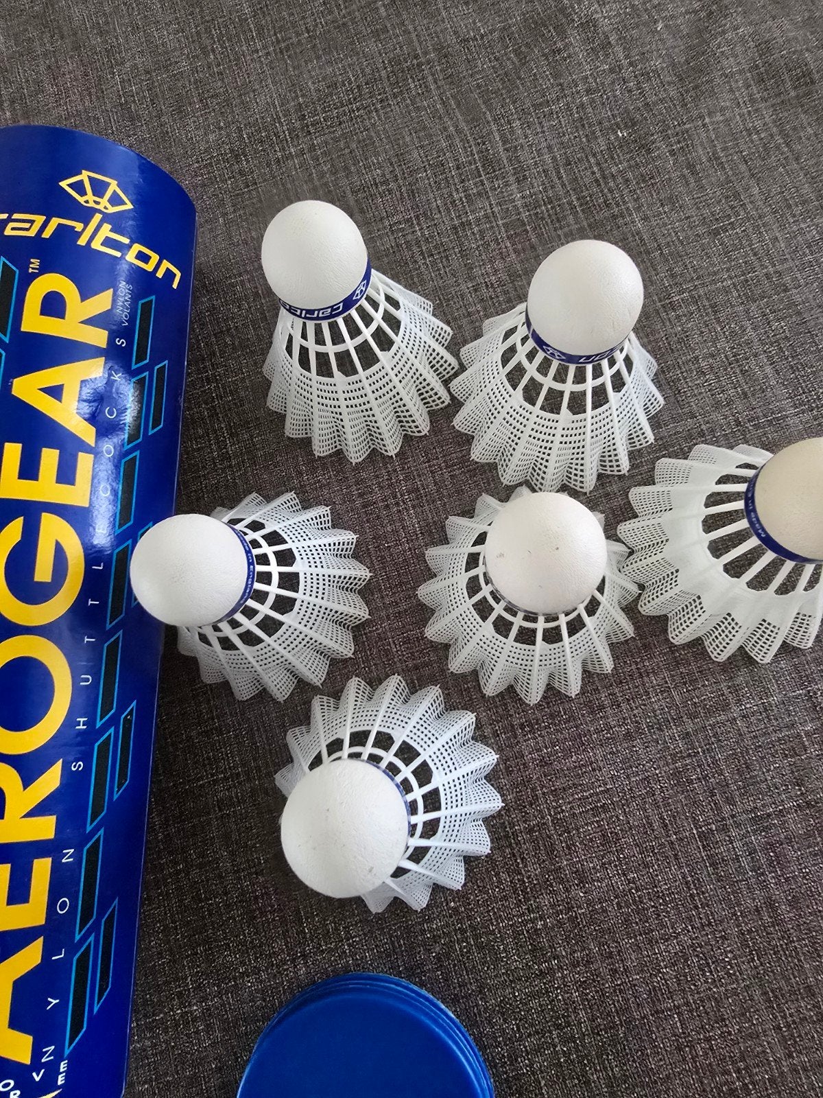 6 Carlton Aerogear badminton shuttles in koker, Ophalen of Verzenden, Zo goed als nieuw, Racket(s)