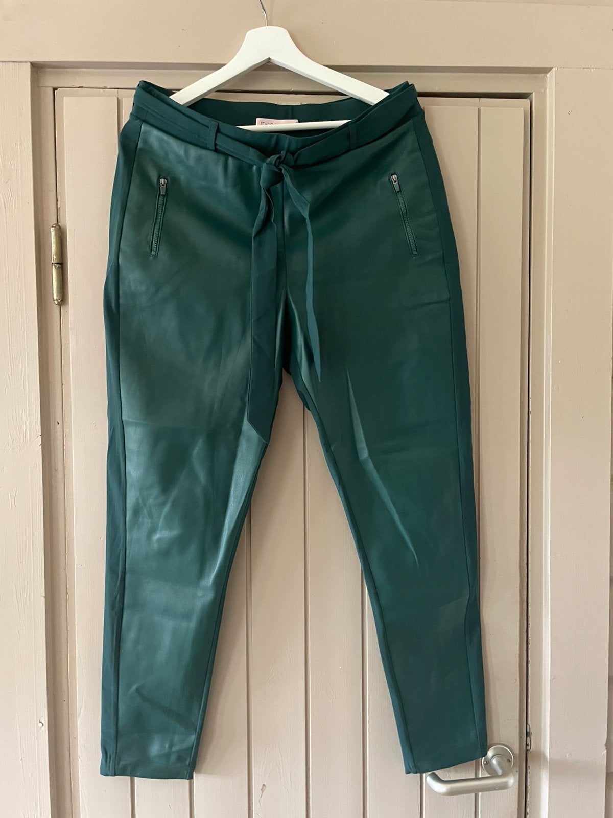Aparte groene broek van Studio Anneloes maat L., Maat 38/40 (M), Ophalen of Verzenden, Zo goed als nieuw, Lang